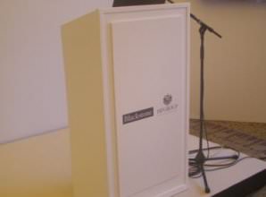 דוכן נואם לבן הניתן למיתוג