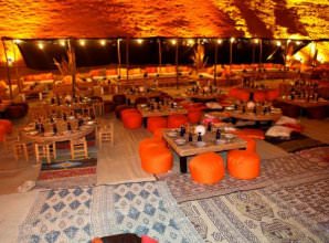 אירוע עסקי ישיבה על פופים