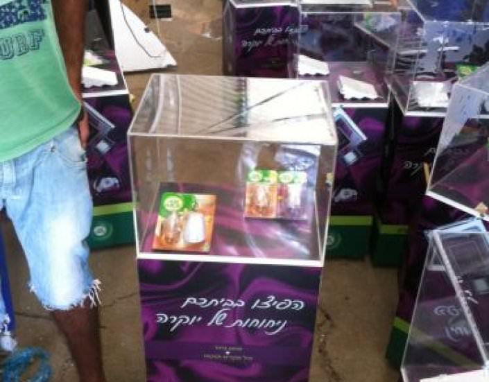 פודסט ממותג עם קוביית פרספקס