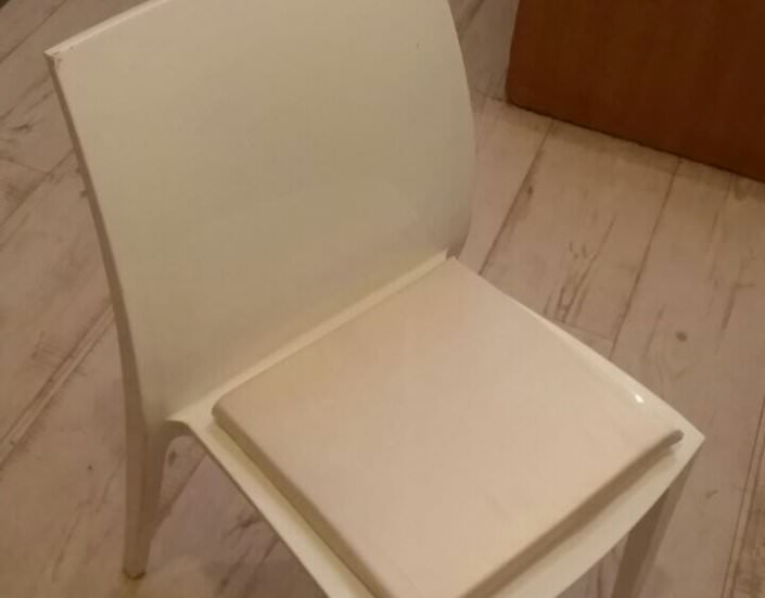 כיסא לבן מהודר עם כרית