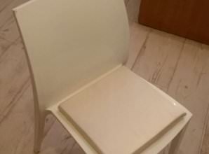 כיסא לבן מהודר עם כרית