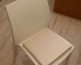 כיסא לבן מהודר עם כרית