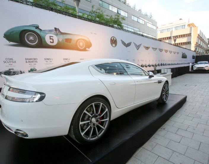 במות בשילוב טראס לתצוגת רכבים