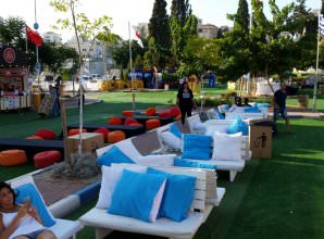 פינות זולה - שולחנות בהתאמה ופוטונים אישיים צבעוניים