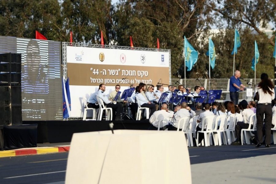 במה לתזמורת עם גב במה טראס