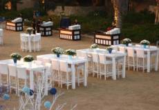 כסאות בר סביב שולחן אבירים