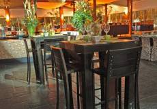 כסא בר עץ שחור